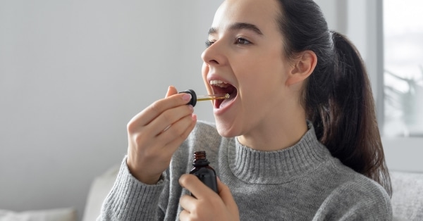 נקבה נוטלת טיפות cbd